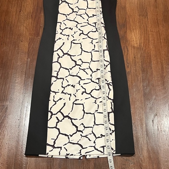 Anne Fontaine PENDA Cracked Print Blk and Wht Cap - Picture 7 of 10